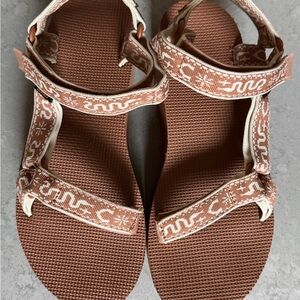 Flatform Universal Sandal - Bandana Lion